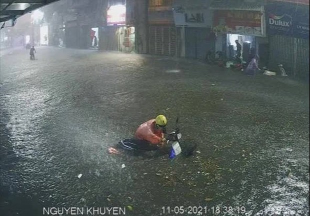 Ảnh, clip: Mưa dông gió giật kèm sấm chớp kinh hoàng ập xuống giờ tan tầm, Hà Nội ngập khắp các tuyến đường - Ảnh 18.