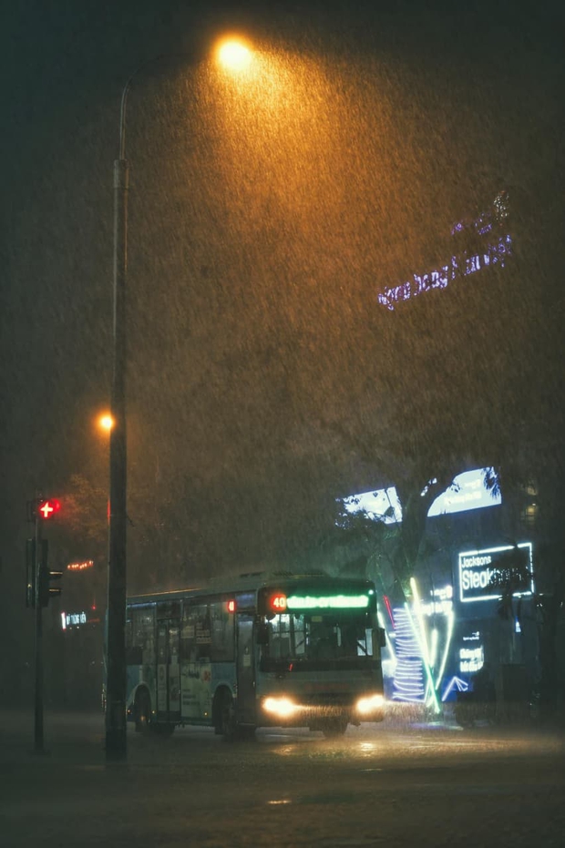 Ảnh, clip: Mưa dông gió giật kèm sấm chớp kinh hoàng ập xuống giờ tan tầm, Hà Nội ngập khắp các tuyến đường - Ảnh 19.