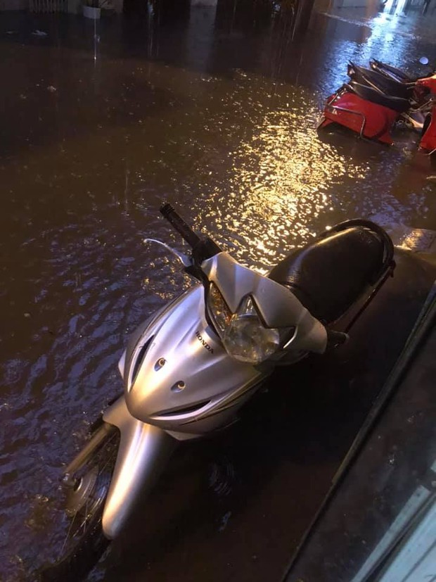 Ảnh, clip: Mưa dông gió giật kèm sấm chớp kinh hoàng ập xuống giờ tan tầm, Hà Nội ngập khắp các tuyến đường - Ảnh 28.