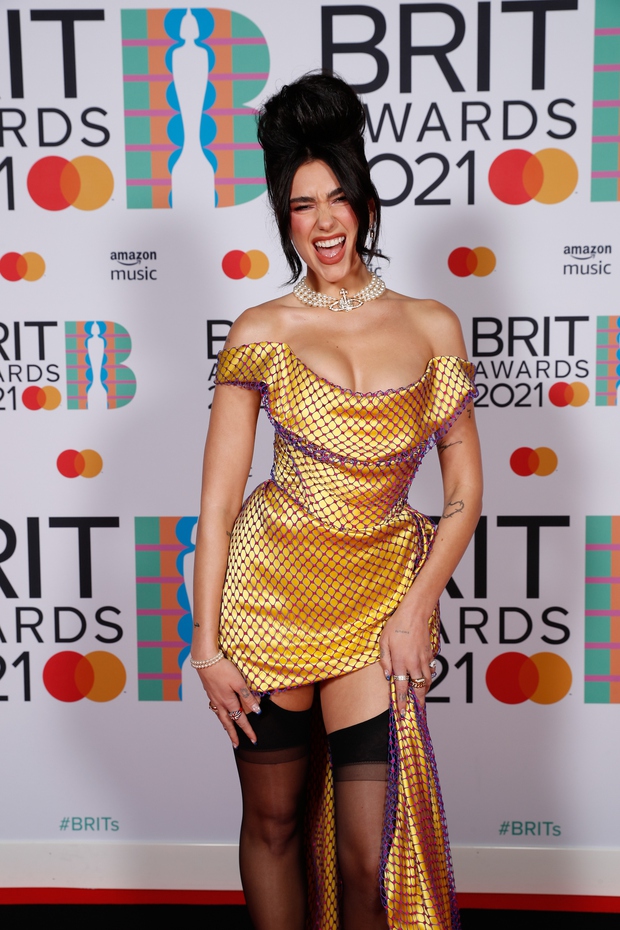 Siêu thảm đỏ BRIT Awards: Taylor Swift lột xác, chạm mặt tình cũ Harry Styles, ai dè bị Dua Lipa bốc lửa và nhóm nhạc 2 thành viên khoe bụng bầu “chặt đẹp” - Ảnh 6.