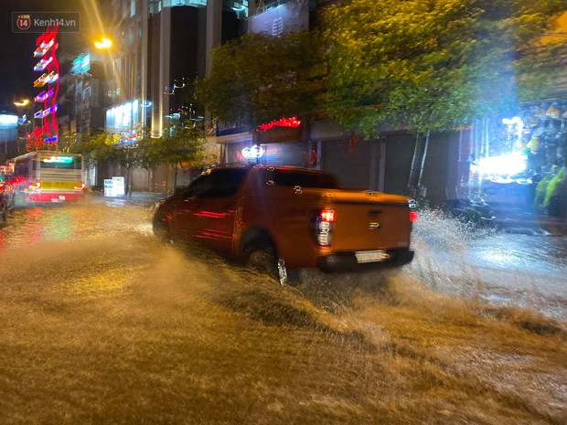 Ảnh, clip: Mưa dông gió giật kèm sấm chớp kinh hoàng ập xuống giờ tan tầm, Hà Nội ngập khắp các tuyến đường - Ảnh 13.