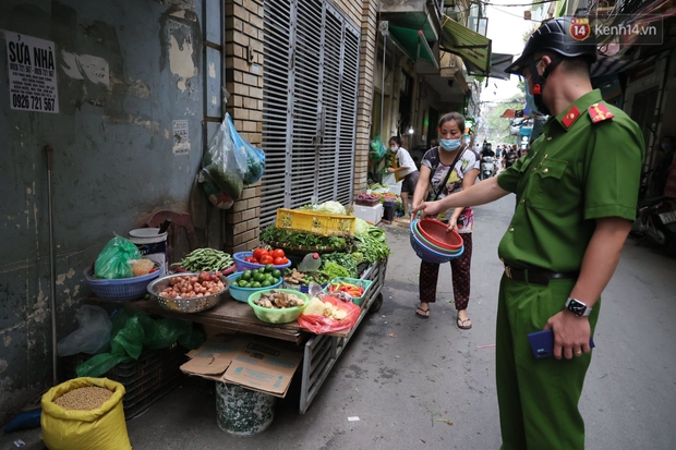 Hà Nội: Lực lượng chức năng ra quân tuyên truyền dừng việc bán bia hơi và chợ cóc - Ảnh 4.