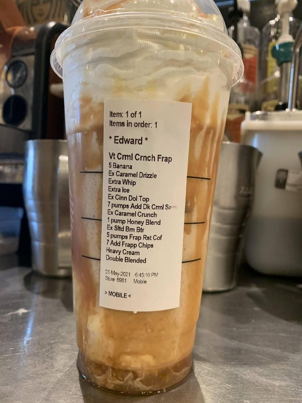 Nhân viên Starbucks bị khách dí chiếc order nhìn tức muốn lòi bản họng, lên mạng than thở thì bị... đuổi việc luôn - Ảnh 1.