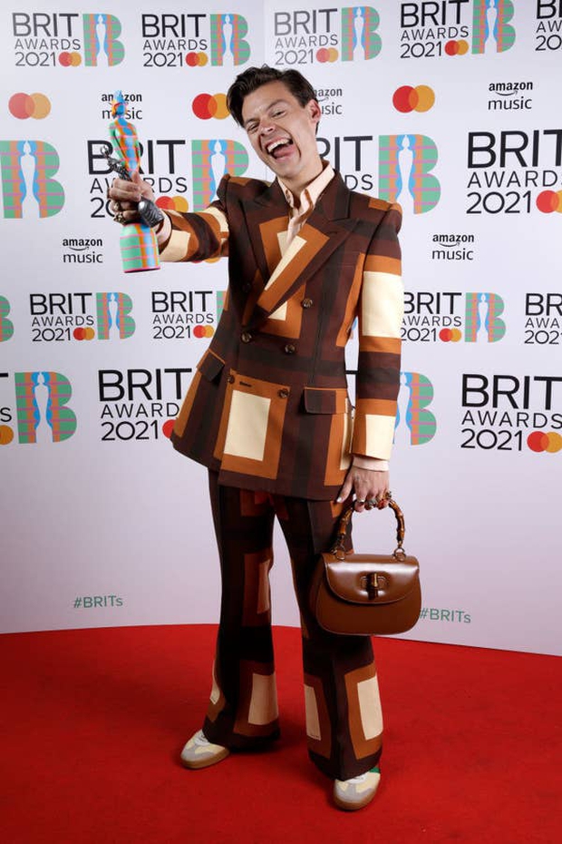 Siêu thảm đỏ BRIT Awards: Taylor Swift lột xác, chạm mặt tình cũ Harry Styles, ai dè bị Dua Lipa bốc lửa và nhóm nhạc 2 thành viên khoe bụng bầu “chặt đẹp” - Ảnh 8. Siêu thảm đỏ BRIT Awards: Taylor Swift lột xác, chạm mặt tình cũ Harry Styles, ai dè bị Dua Lipa bốc lửa và nhóm nhạc 2 thành viên khoe bụng bầu “chặt đẹp” - Ảnh 8.