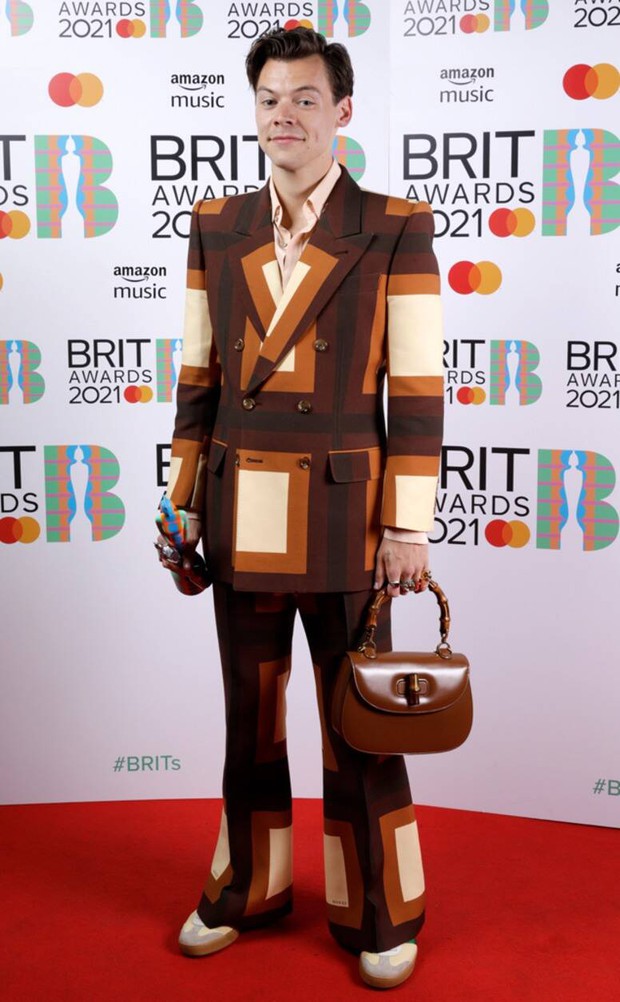 Siêu thảm đỏ BRIT Awards: Taylor Swift lột xác, chạm mặt tình cũ Harry Styles, ai dè bị Dua Lipa bốc lửa và nhóm nhạc 2 thành viên khoe bụng bầu “chặt đẹp” - Ảnh 7. Siêu thảm đỏ BRIT Awards: Taylor Swift lột xác, chạm mặt tình cũ Harry Styles, ai dè bị Dua Lipa bốc lửa và nhóm nhạc 2 thành viên khoe bụng bầu “chặt đẹp” - Ảnh 7.