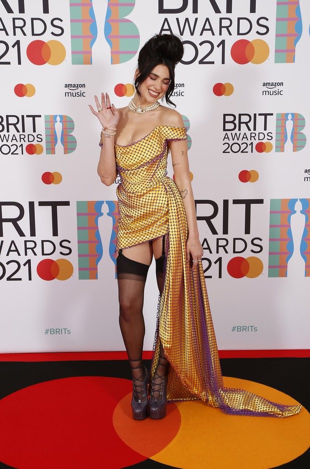 Siêu thảm đỏ BRIT Awards: Taylor Swift lột xác, chạm mặt tình cũ Harry Styles, ai dè bị Dua Lipa bốc lửa và nhóm nhạc 2 thành viên khoe bụng bầu “chặt đẹp” - Ảnh 5. Siêu thảm đỏ BRIT Awards: Taylor Swift lột xác, chạm mặt tình cũ Harry Styles, ai dè bị Dua Lipa bốc lửa và nhóm nhạc 2 thành viên khoe bụng bầu “chặt đẹp” - Ảnh 5.