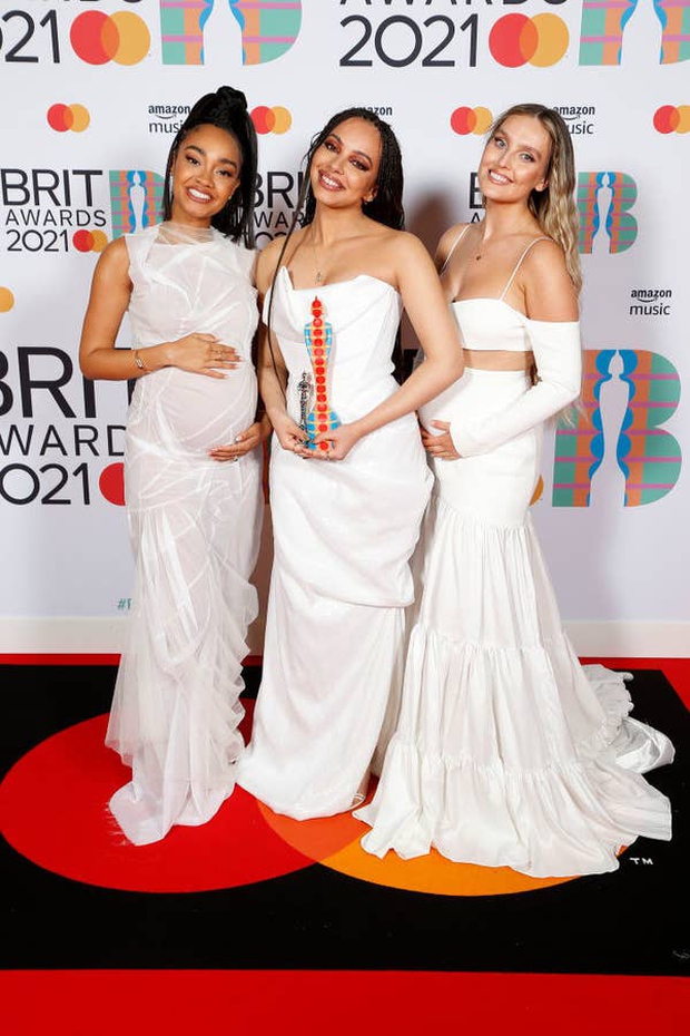 Siêu thảm đỏ BRIT Awards: Taylor Swift lột xác, chạm mặt tình cũ Harry Styles, ai dè bị Dua Lipa bốc lửa và nhóm nhạc 2 thành viên khoe bụng bầu “chặt đẹp” - Ảnh 9. Siêu thảm đỏ BRIT Awards: Taylor Swift lột xác, chạm mặt tình cũ Harry Styles, ai dè bị Dua Lipa bốc lửa và nhóm nhạc 2 thành viên khoe bụng bầu “chặt đẹp” - Ảnh 9.
