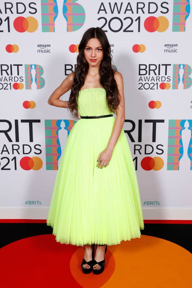 Siêu thảm đỏ BRIT Awards: Taylor Swift lột xác, chạm mặt tình cũ Harry Styles, ai dè bị Dua Lipa bốc lửa và nhóm nhạc 2 thành viên khoe bụng bầu “chặt đẹp” - Ảnh 11. Siêu thảm đỏ BRIT Awards: Taylor Swift lột xác, chạm mặt tình cũ Harry Styles, ai dè bị Dua Lipa bốc lửa và nhóm nhạc 2 thành viên khoe bụng bầu “chặt đẹp” - Ảnh 11.