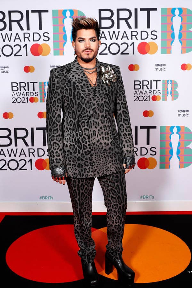 Siêu thảm đỏ BRIT Awards: Taylor Swift lột xác, chạm mặt tình cũ Harry Styles, ai dè bị Dua Lipa bốc lửa và nhóm nhạc 2 thành viên khoe bụng bầu “chặt đẹp” - Ảnh 10. Siêu thảm đỏ BRIT Awards: Taylor Swift lột xác, chạm mặt tình cũ Harry Styles, ai dè bị Dua Lipa bốc lửa và nhóm nhạc 2 thành viên khoe bụng bầu “chặt đẹp” - Ảnh 10.