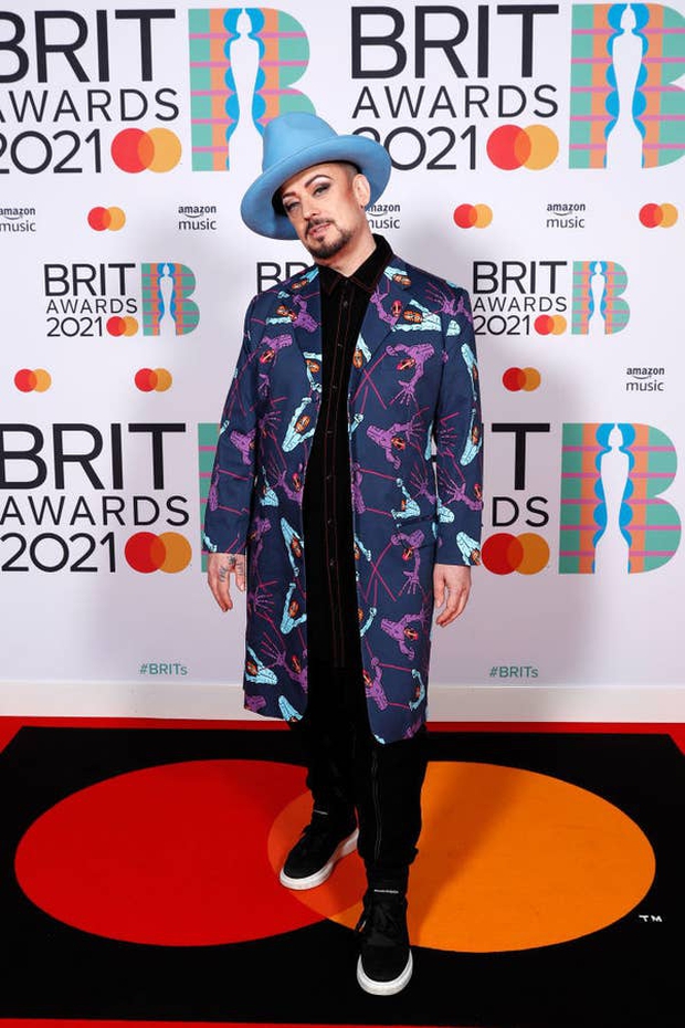 Siêu thảm đỏ BRIT Awards: Taylor Swift lột xác, chạm mặt tình cũ Harry Styles, ai dè bị Dua Lipa bốc lửa và nhóm nhạc 2 thành viên khoe bụng bầu “chặt đẹp” - Ảnh 17. Siêu thảm đỏ BRIT Awards: Taylor Swift lột xác, chạm mặt tình cũ Harry Styles, ai dè bị Dua Lipa bốc lửa và nhóm nhạc 2 thành viên khoe bụng bầu “chặt đẹp” - Ảnh 17.