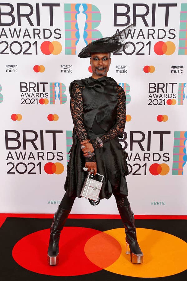 Siêu thảm đỏ BRIT Awards: Taylor Swift lột xác, chạm mặt tình cũ Harry Styles, ai dè bị Dua Lipa bốc lửa và nhóm nhạc 2 thành viên khoe bụng bầu “chặt đẹp” - Ảnh 12. Siêu thảm đỏ BRIT Awards: Taylor Swift lột xác, chạm mặt tình cũ Harry Styles, ai dè bị Dua Lipa bốc lửa và nhóm nhạc 2 thành viên khoe bụng bầu “chặt đẹp” - Ảnh 12.
