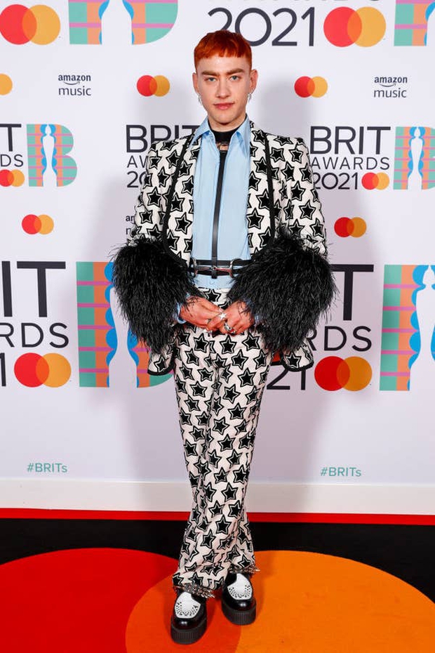 Siêu thảm đỏ BRIT Awards: Taylor Swift lột xác, chạm mặt tình cũ Harry Styles, ai dè bị Dua Lipa bốc lửa và nhóm nhạc 2 thành viên khoe bụng bầu “chặt đẹp” - Ảnh 18. Siêu thảm đỏ BRIT Awards: Taylor Swift lột xác, chạm mặt tình cũ Harry Styles, ai dè bị Dua Lipa bốc lửa và nhóm nhạc 2 thành viên khoe bụng bầu “chặt đẹp” - Ảnh 18.