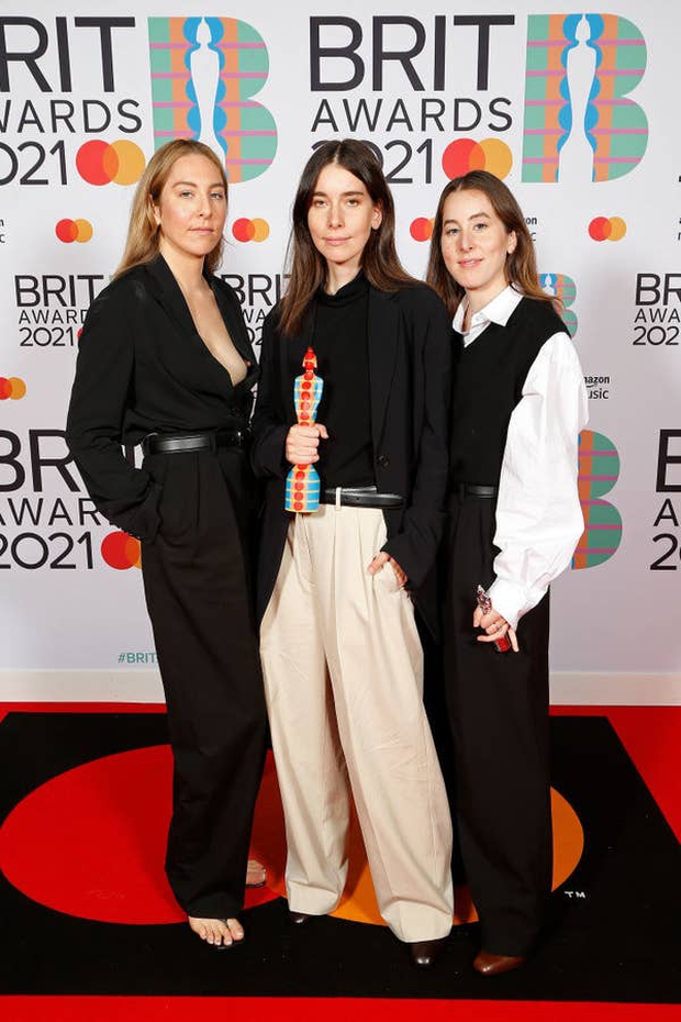 Siêu thảm đỏ BRIT Awards: Taylor Swift lột xác, chạm mặt tình cũ Harry Styles, ai dè bị Dua Lipa bốc lửa và nhóm nhạc 2 thành viên khoe bụng bầu “chặt đẹp” - Ảnh 19. Siêu thảm đỏ BRIT Awards: Taylor Swift lột xác, chạm mặt tình cũ Harry Styles, ai dè bị Dua Lipa bốc lửa và nhóm nhạc 2 thành viên khoe bụng bầu “chặt đẹp” - Ảnh 19.