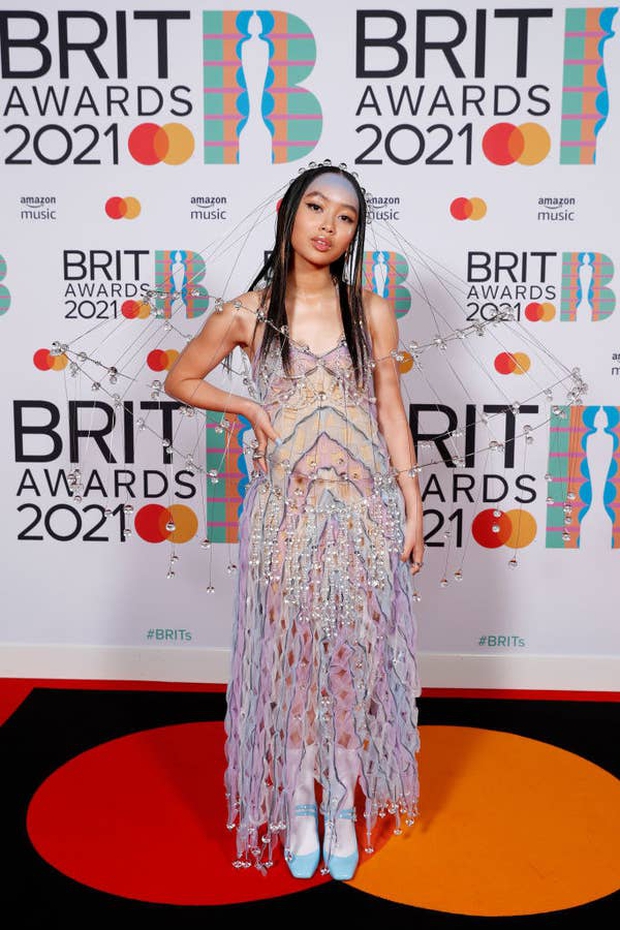 Siêu thảm đỏ BRIT Awards: Taylor Swift lột xác, chạm mặt tình cũ Harry Styles, ai dè bị Dua Lipa bốc lửa và nhóm nhạc 2 thành viên khoe bụng bầu “chặt đẹp” - Ảnh 13. Siêu thảm đỏ BRIT Awards: Taylor Swift lột xác, chạm mặt tình cũ Harry Styles, ai dè bị Dua Lipa bốc lửa và nhóm nhạc 2 thành viên khoe bụng bầu “chặt đẹp” - Ảnh 13.