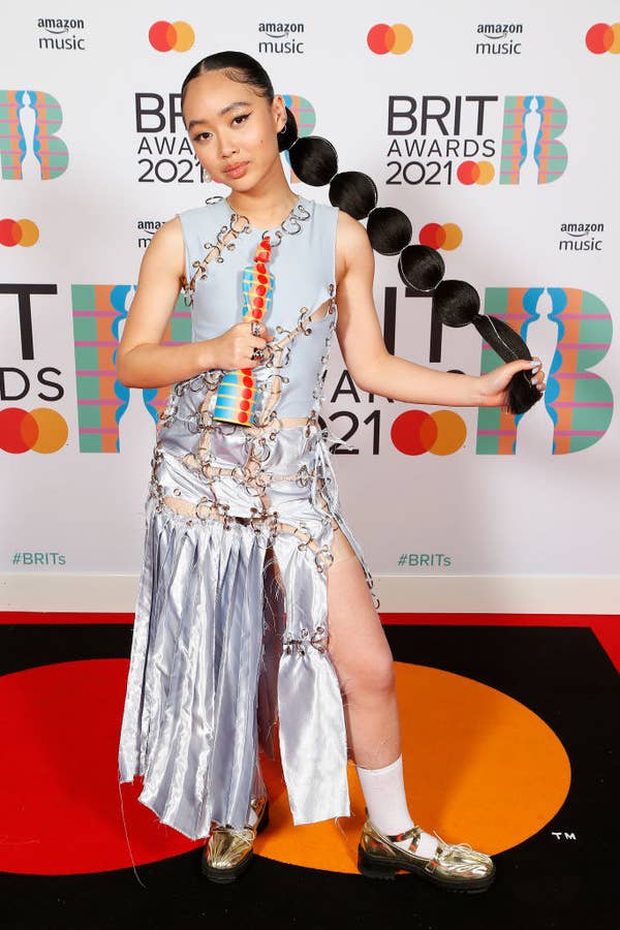 Siêu thảm đỏ BRIT Awards: Taylor Swift lột xác, chạm mặt tình cũ Harry Styles, ai dè bị Dua Lipa bốc lửa và nhóm nhạc 2 thành viên khoe bụng bầu “chặt đẹp” - Ảnh 14. Siêu thảm đỏ BRIT Awards: Taylor Swift lột xác, chạm mặt tình cũ Harry Styles, ai dè bị Dua Lipa bốc lửa và nhóm nhạc 2 thành viên khoe bụng bầu “chặt đẹp” - Ảnh 14.