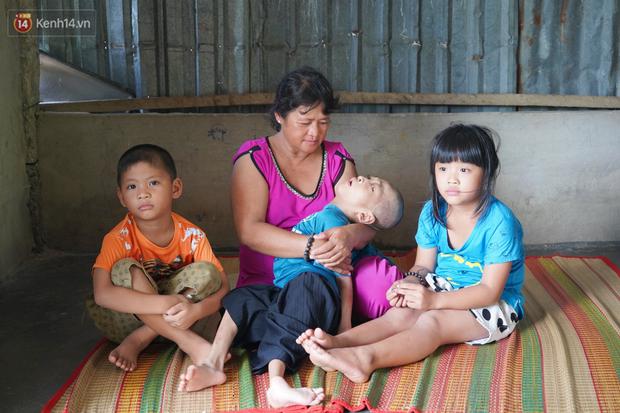 3 đứa trẻ bệnh tật, đói ăn trong căn chòi rách nát: Mấy bạn nói nhà con nghèo, có anh trai bại não nên không được chơi chung - Ảnh 12.