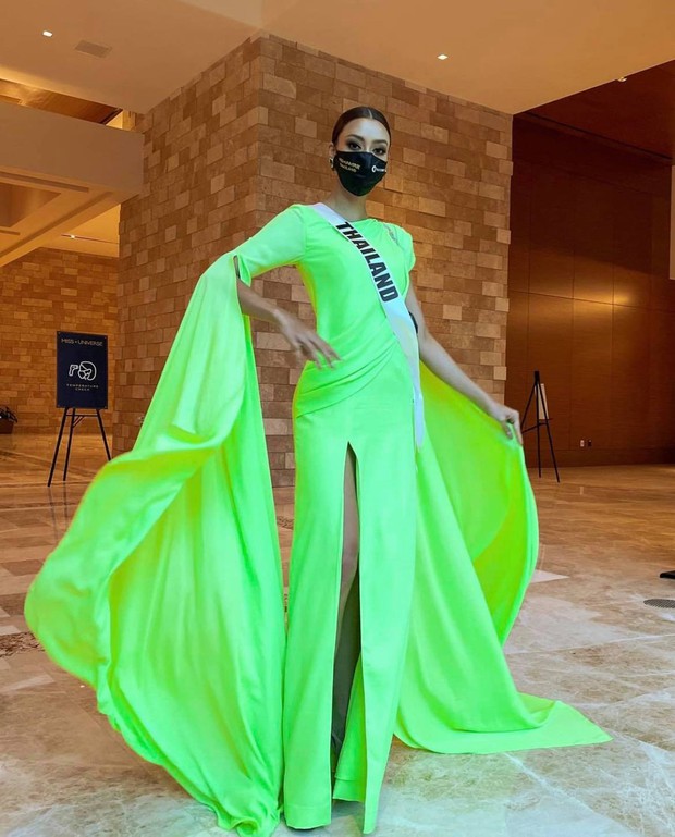 Thót tim nhìn đối thủ nặng ký của Khánh Vân gặp sự cố váy áo, đại diện Việt Nam ghi điểm vì chiến lược thông minh - Ảnh 4.