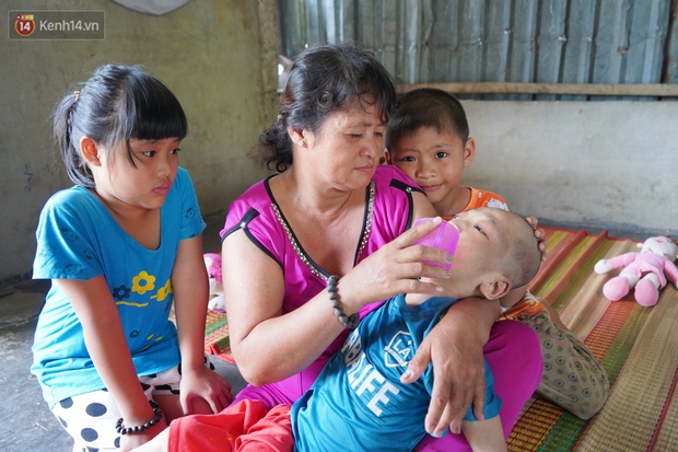 3 đứa trẻ bệnh tật, đói ăn trong căn chòi rách nát: Mấy bạn nói nhà con nghèo, có anh trai bại não nên không được chơi chung - Ảnh 10.