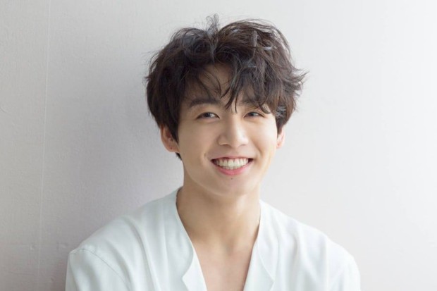 Phát hiện bức vẽ của Jungkook trên mẫu bánh nhà HYBE khiến fan nở mũi: Đúng là thời tới cản không kịp - Ảnh 4.