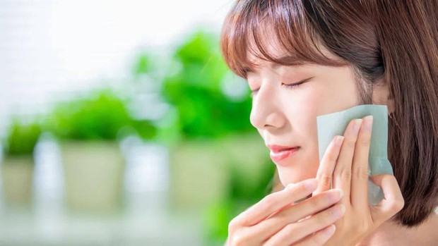 Giấy thấm dầu làm to lỗ chân lông? 4 sự thật về giấy thấm dầu bạn cần biết để sống sót qua những ngày hè nhễ nhại - Ảnh 1. Giấy thấm dầu làm to lỗ chân lông? 4 sự thật về giấy thấm dầu bạn cần biết để sống sót qua những ngày hè nhễ nhại - Ảnh 1.