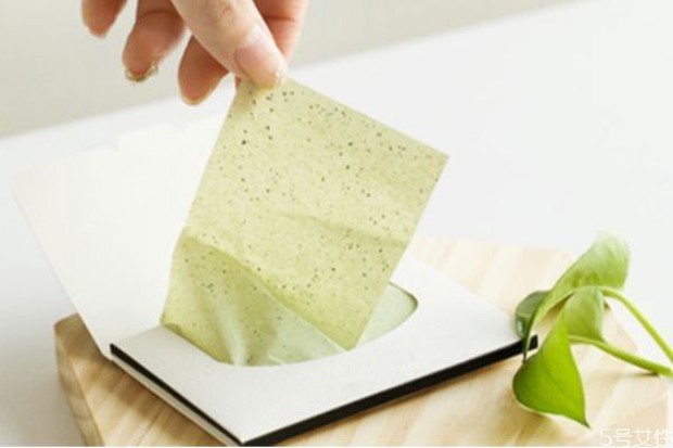 Giấy thấm dầu làm to lỗ chân lông? 4 sự thật về giấy thấm dầu bạn cần biết để sống sót qua những ngày hè nhễ nhại - Ảnh 2. Giấy thấm dầu làm to lỗ chân lông? 4 sự thật về giấy thấm dầu bạn cần biết để sống sót qua những ngày hè nhễ nhại - Ảnh 2.