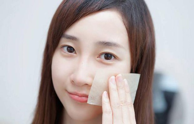Giấy thấm dầu làm to lỗ chân lông? 4 sự thật về giấy thấm dầu bạn cần biết để sống sót qua những ngày hè nhễ nhại - Ảnh 3. Giấy thấm dầu làm to lỗ chân lông? 4 sự thật về giấy thấm dầu bạn cần biết để sống sót qua những ngày hè nhễ nhại - Ảnh 3.