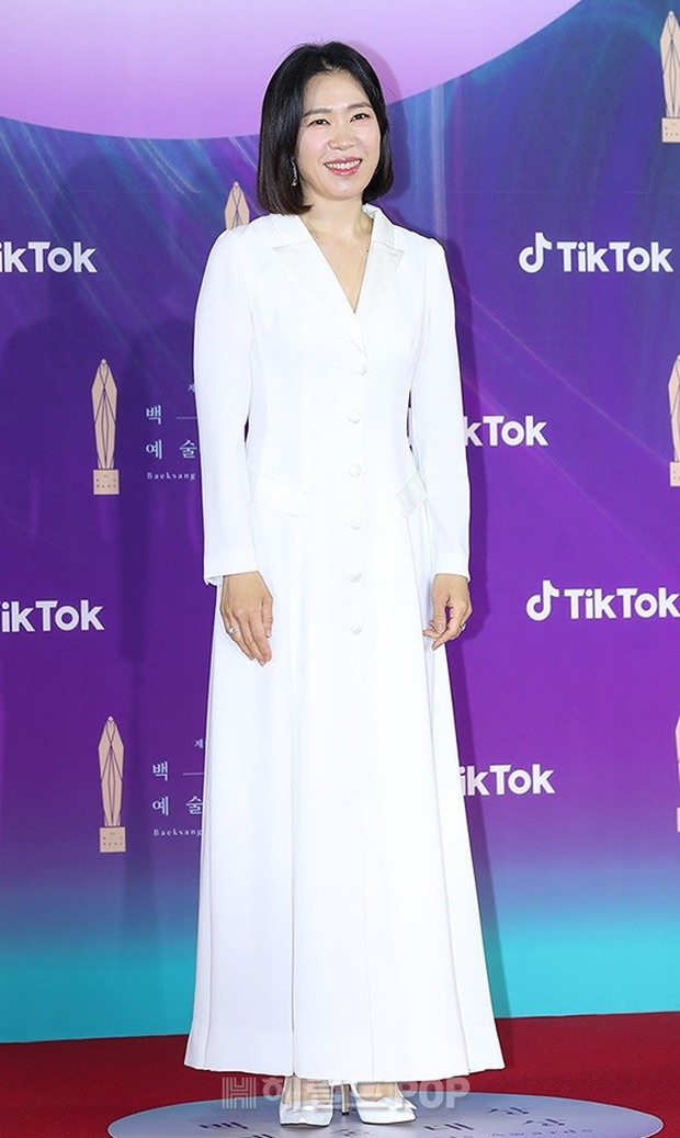 Siêu thảm đỏ Baeksang 2021: Song Joong Ki - Kim Soo Hyun át cả nữ thần Suzy, “ác nữ” Kim So Yeon o ép vòng 1 dẫn đầu đoàn sao Penthouse - Ảnh 40.