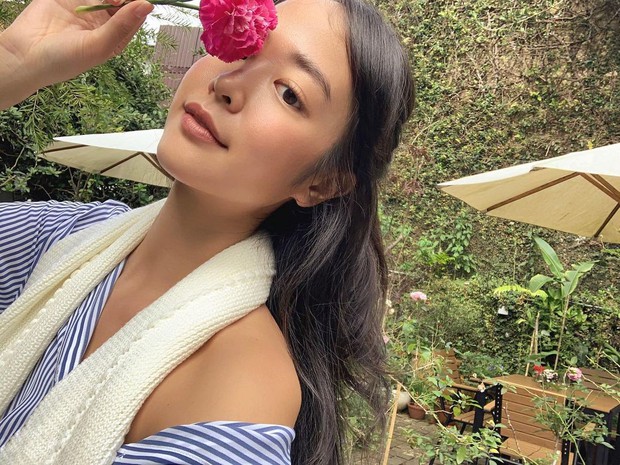 Nữ chính trong MV mới của Đen: Style phóng khoáng nhưng không phô phang, makeup siêu nhẹ nhưng vẫn xinh điên đảo - Ảnh 1.