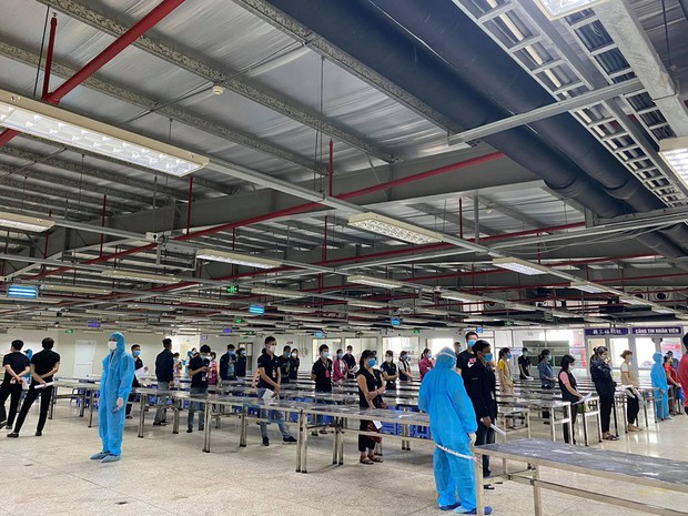 Nhân viên y tế căng mình trong nắng nóng xét nghiệm hơn 80.000 công nhân ở Bắc Giang - Ảnh 1. Nhân viên y tế căng mình trong nắng nóng xét nghiệm hơn 80.000 công nhân ở Bắc Giang - Ảnh 1.