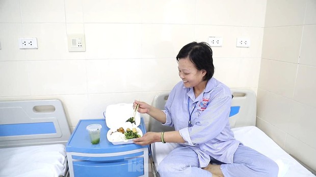 Đột nhập nhà bếp làm 10 nghìn suất ăn mỗi ngày cho bệnh viện bị phong tỏa ở Hà Nội - Ảnh 11.