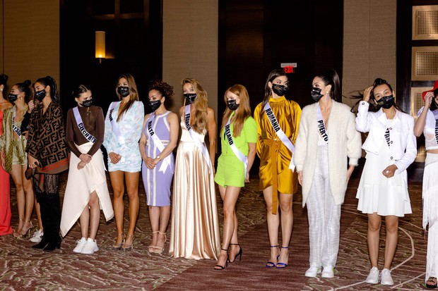 Bán kết Miss Universe 2020: Khánh Vân trổ tài catwalk cực đỉnh trong váy dạ hội nổi bần bật “chặt đẹp” đối thủ, loạt nàng hậu gặp sự cố! - Ảnh 38.