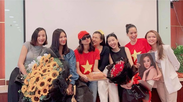 Khánh Vân có chia sẻ đầu tiên sau Bán kết Miss Universe 2020, nói 1 câu mà dàn sao Vbiz đồng loạt trầm trồ và động viên - Ảnh 7. Khánh Vân có chia sẻ đầu tiên sau Bán kết Miss Universe 2020, nói 1 câu mà dàn sao Vbiz đồng loạt trầm trồ và động viên - Ảnh 7.