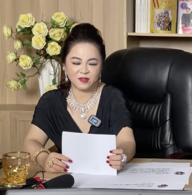 Khi nữ đại gia Phương Hằng đọc bình luận của cư dân mạng, chi tiết in ra giấy A4 làm ai cũng ôm bụng cười vì 1 lý do - Ảnh 2. Khi nữ đại gia Phương Hằng đọc bình luận của cư dân mạng, chi tiết in ra giấy A4 làm ai cũng ôm bụng cười vì 1 lý do - Ảnh 2.