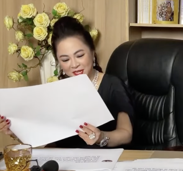 Khi nữ đại gia Phương Hằng đọc bình luận của cư dân mạng, chi tiết in ra giấy A4 làm ai cũng ôm bụng cười vì 1 lý do - Ảnh 3. Khi nữ đại gia Phương Hằng đọc bình luận của cư dân mạng, chi tiết in ra giấy A4 làm ai cũng ôm bụng cười vì 1 lý do - Ảnh 3.