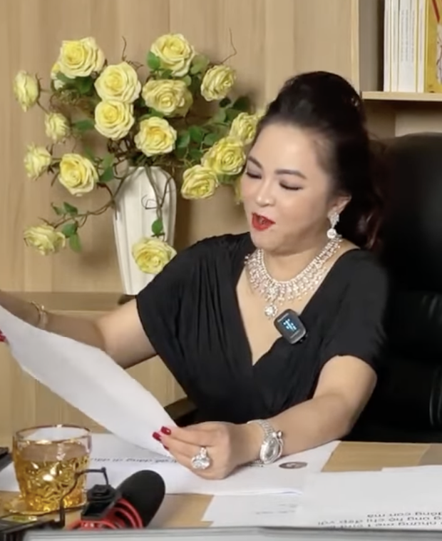 Khi nữ đại gia Phương Hằng đọc bình luận của cư dân mạng, chi tiết in ra giấy A4 làm ai cũng ôm bụng cười vì 1 lý do - Ảnh 4. Khi nữ đại gia Phương Hằng đọc bình luận của cư dân mạng, chi tiết in ra giấy A4 làm ai cũng ôm bụng cười vì 1 lý do - Ảnh 4.