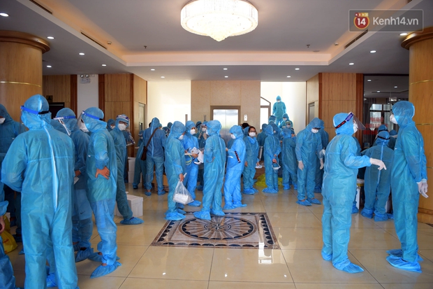Ảnh: Đoàn 200 y bác sĩ Quảng Ninh lên đường hỗ trợ Bắc Giang chống dịch Covid-19 - Ảnh 5. Ảnh: Đoàn 200 y bác sĩ Quảng Ninh lên đường hỗ trợ Bắc Giang chống dịch Covid-19 - Ảnh 5.