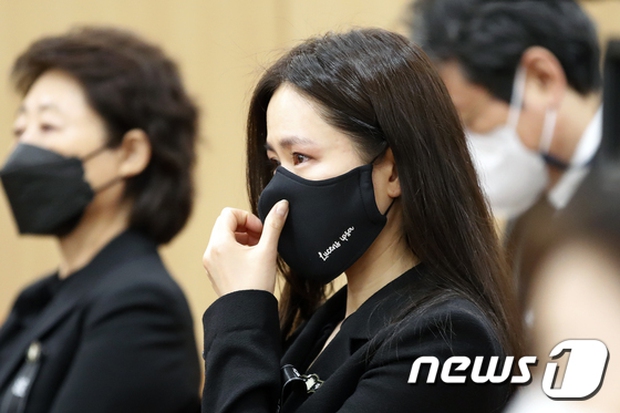 Tang lễ khiến cả Kbiz chết lặng: Son Ye Jin khóc sưng đỏ mắt, Lee Byung Hun cùng dàn sao quyền lực đau buồn tiễn biệt - Ảnh 3. Tang lễ khiến cả Kbiz chết lặng: Son Ye Jin khóc sưng đỏ mắt, Lee Byung Hun cùng dàn sao quyền lực đau buồn tiễn biệt - Ảnh 3.