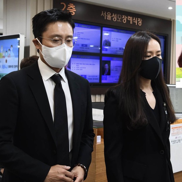 Tang lễ khiến cả Kbiz chết lặng: Son Ye Jin khóc sưng đỏ mắt, Lee Byung Hun cùng dàn sao quyền lực đau buồn tiễn biệt - Ảnh 6. Tang lễ khiến cả Kbiz chết lặng: Son Ye Jin khóc sưng đỏ mắt, Lee Byung Hun cùng dàn sao quyền lực đau buồn tiễn biệt - Ảnh 6.