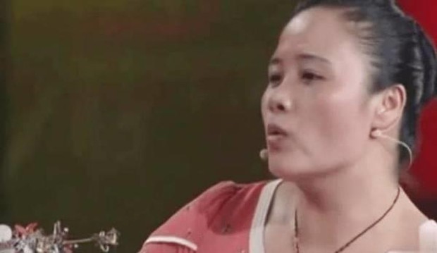 Người phụ nữ đội mũ phượng hoàng bước lên sân khấu kiểm định cổ vật, chuyên gia lập tức hét lớn: Bỏ ngay nó xuống! - Ảnh 2. Người phụ nữ đội mũ phượng hoàng bước lên sân khấu kiểm định cổ vật, chuyên gia lập tức hét lớn: Bỏ ngay nó xuống! - Ảnh 2.
