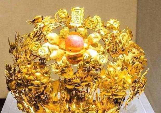 Người phụ nữ đội mũ phượng hoàng bước lên sân khấu kiểm định cổ vật, chuyên gia lập tức hét lớn: Bỏ ngay nó xuống! - Ảnh 3. Người phụ nữ đội mũ phượng hoàng bước lên sân khấu kiểm định cổ vật, chuyên gia lập tức hét lớn: Bỏ ngay nó xuống! - Ảnh 3.
