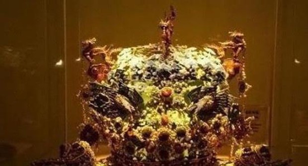 Người phụ nữ đội mũ phượng hoàng bước lên sân khấu kiểm định cổ vật, chuyên gia lập tức hét lớn: Bỏ ngay nó xuống! - Ảnh 4. Người phụ nữ đội mũ phượng hoàng bước lên sân khấu kiểm định cổ vật, chuyên gia lập tức hét lớn: Bỏ ngay nó xuống! - Ảnh 4.
