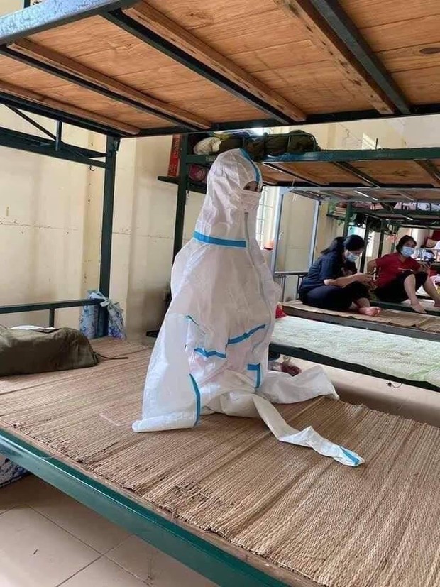 Hình ảnh những em nhỏ trong khu cách ly ở Bắc Giang: Trời nóng nực vẫn mặc bộ đồ bảo hộ rộng thùng thình, ánh mắt ngơ ngác nhìn mà thương - Ảnh 1. Hình ảnh những em nhỏ trong khu cách ly ở Bắc Giang: Trời nóng nực vẫn mặc bộ đồ bảo hộ rộng thùng thình, ánh mắt ngơ ngác nhìn mà thương - Ảnh 1.