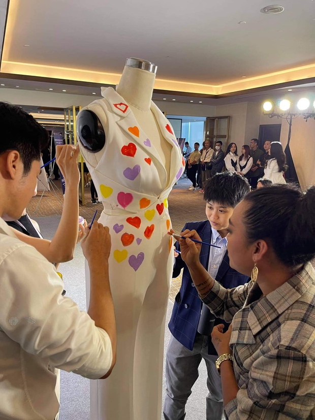Hé lộ ảnh hậu trường chưa từng công bố Khánh Vân trong suốt hành trình thi Miss Universe: Bật khóc khi thử Quốc phục, - Ảnh 7. Hé lộ ảnh hậu trường chưa từng công bố Khánh Vân trong suốt hành trình thi Miss Universe: Bật khóc khi thử Quốc phục, - Ảnh 7.