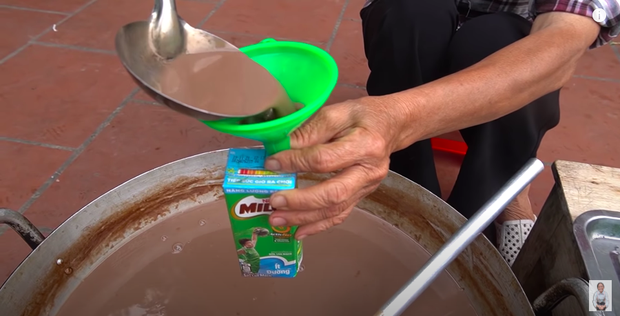 Bà Tân lại khiến dân mạng sôi sục trong vlog mới nhất: Review thì giả trân, đáng nói hơn là cảnh tụ tập đông người giữa mùa dịch? - Ảnh 6.