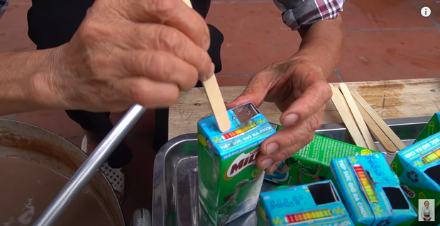 Bà Tân lại khiến dân mạng sôi sục trong vlog mới nhất: Review thì giả trân, đáng nói hơn là cảnh tụ tập đông người giữa mùa dịch? - Ảnh 7.