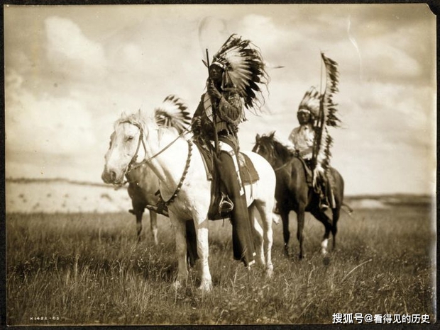 Những bức ảnh quý hiếm 100 năm trước về thổ dân da đỏ - chủ nhân thực sự của lục địa Bắc Mỹ - Ảnh 1.