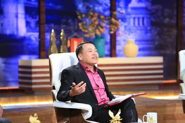 Shark Bình đăng story than thở nỗi cực nhọc khi làm “Shark”, netizen chỉ chú ý bóng dáng ai như Shark Linh bên cạnh - Ảnh 1. Shark Bình đăng story than thở nỗi cực nhọc khi làm “Shark”, netizen chỉ chú ý bóng dáng ai như Shark Linh bên cạnh - Ảnh 1.