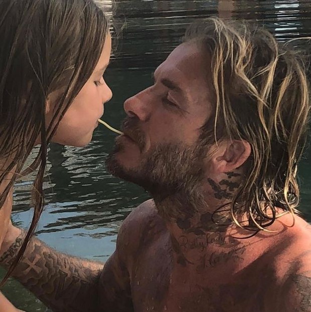 David Beckham gây tranh cãi nảy lửa vì vô tư hôn môi con gái trong lúc ăn mì, netizen bên khó chịu bên ngưỡng mộ bộ đôi - Ảnh 3.