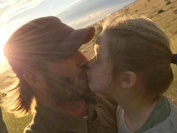 David Beckham gây tranh cãi nảy lửa vì vô tư hôn môi con gái trong lúc ăn mì, netizen bên khó chịu bên ngưỡng mộ bộ đôi - Ảnh 4.