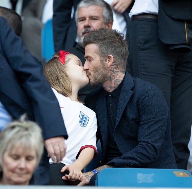 David Beckham gây tranh cãi nảy lửa vì vô tư hôn môi con gái trong lúc ăn mì, netizen bên khó chịu bên ngưỡng mộ bộ đôi - Ảnh 5.